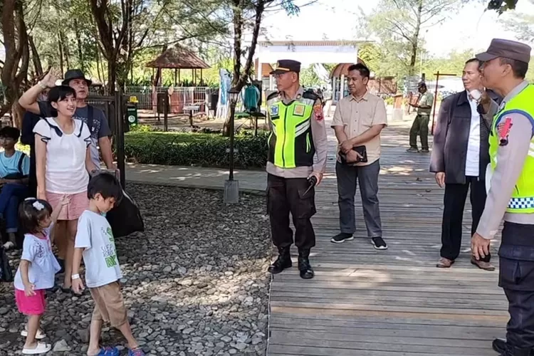 Anggota Polres Batang menotiring kemanan di objek wisata Safari Beach Jateng.