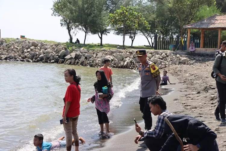 Wakapolres Kendal Kompol Edy Sutrisno mengecek sejumlah obyek wisata pantai di libur Lebaran, Sabtu 13 April 2024.  (Edi Prayitno/ kontributor Kendal)