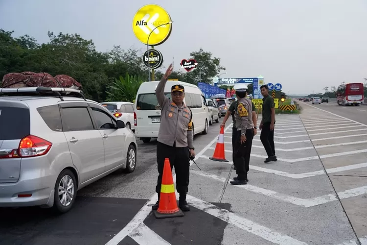 Kapolres Batang AKBP Nur Cahyo Ari Prasetyo ikut mengatur lalulintas di Rest Area 360B di Tol Batang-Semarang