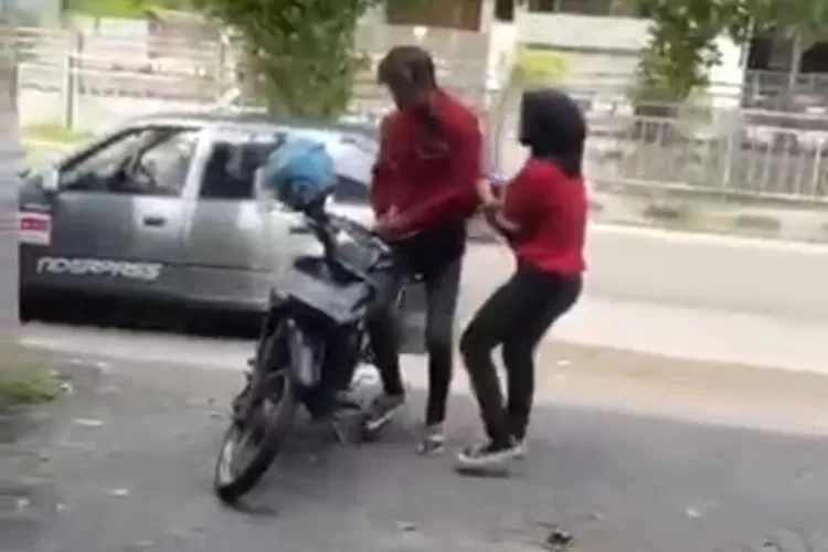 Pegawai Alfamart di Tlogosari Semarang yang tampak sedang berupaya mengagalkan upaya pencurian yang dilakukan oleh seorang pria.  (Istimewa)