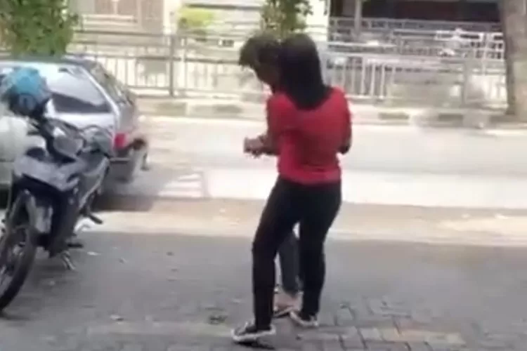 Feni, pegawai Alfamart Tlogosari Semarang yang mengagalkan pencurian. Alfamart memberi pengobatan pada Feni dan diberi naik jabatan.  (Istimewa)