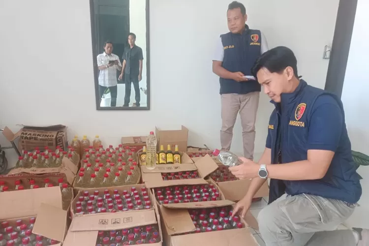 Resmob Polres Batang menunjukkan barang bukti miras ciu.  (Muslihun/Kontributor Batang)