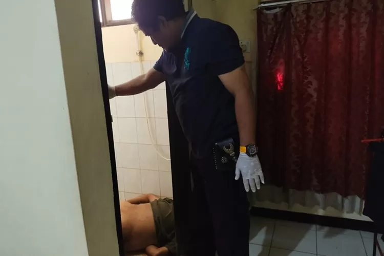 Polsek Semarang Utara saat mendatangi pria yang tewas  di hotel di Jalan Iman Bonjol Semarang.  (Polsek Semarang Utara)