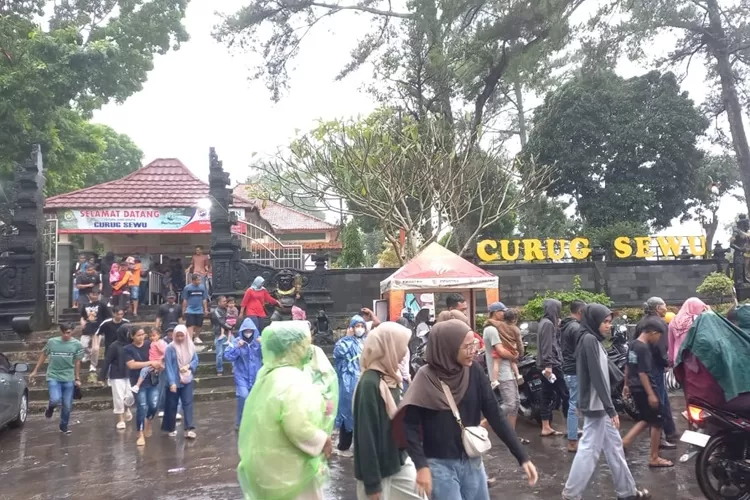 Wisata DTW Curugsewu Kendal dipenuhi pengunjung saat liburan Lebaran kemarin.  (Edi Prayitno/ kontributor Kendal)