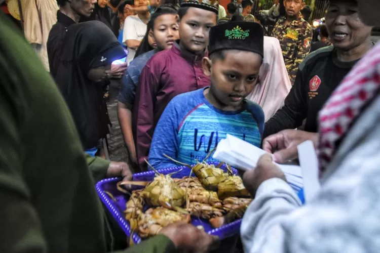 Pembagian Kupat Jembut Semarang di Kampung Jaten Cilik, Pedurungan. Tradisi Syawalan ini terus dijaga tiap tahun.  (Ayosemarang.com/ Audrian Firhannusa)