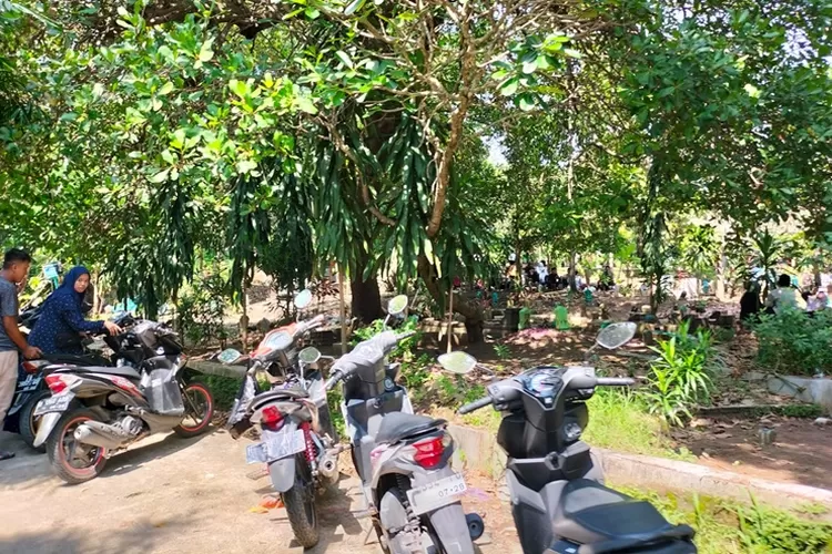 Saat Syawalan sejumlah pemakaman di Kaliwungu kembali dipadati warga yang berziarah.  (edi prayitno/kontributor Kendal)