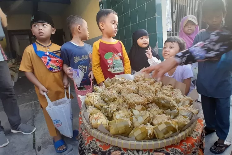 Anak-anak mengantre pemberian Kupat Jembut yang dibagikan oleh para sesepuh. Kupat Jembut memiliki arti penting bagi warga Pedurungan Semarang.  (Ayosemarang.com/ Audrian Firhannusa)