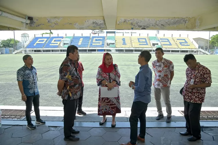 Wali Kota Semarang Hevearita Gunaryanti Rahayu saat bertemu perwakilan PSIS Semarang Danur Rispriyanto di Stadion Citarum. PSIS bakal kembali menggunakan Citarum.  (Humas Pemkot)