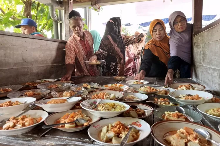 Peziarah yang hadir di Haul Wali Gembyang mengambil makanan yang disiapkan warga sekitar.  (edi prayitno/kontributor Kendal)