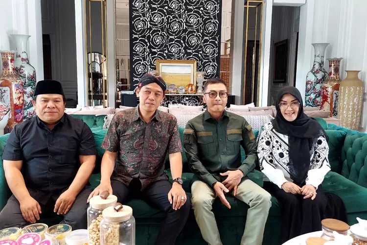 Jajaran pengurus DPC Partai PKB Kota Salatiga berkunjung ke kediaman ketua DPC Gerindra Kota Salatiga Yuliyanto, Senin 22 April 2024. (istimewa.)