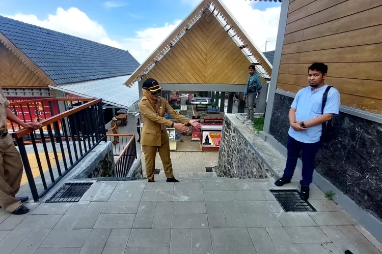 Pedagang di komplek Candi Gedongsongo Kabupaten Semarang mengeluhkan genangan air yang ada saat hujan.  (istimewa.)