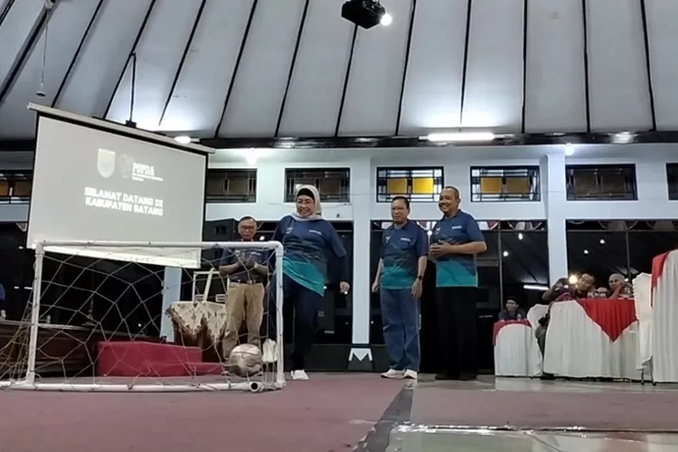 Pj Bupati Batang Lani Dwi Rejeki memendang bola sebagai tanda dimulainya Popda 2024 eks Karesidenan Pekalongan. ( Muslihun/Kontributor Batang)