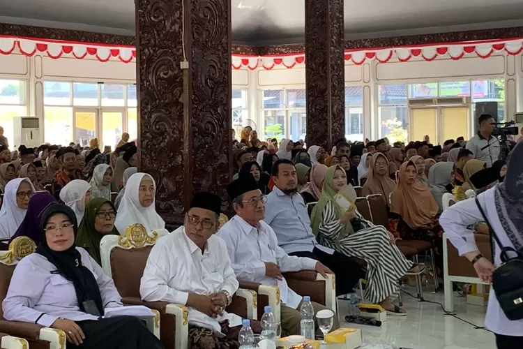 Calon jemaah haji Kendal dikumpulkan di Pendopo Bahurekso Senin 22 april 2024.  (edi prayitno/kontributor Kendal)