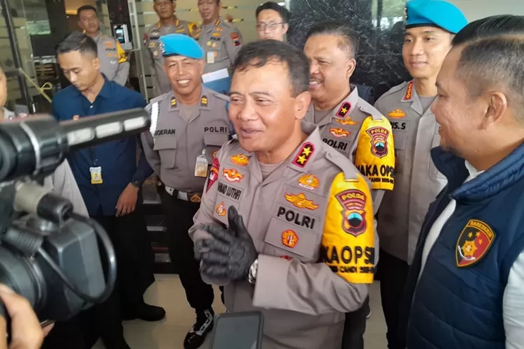 Kapolda Jateng Irjen Ahmad Luthfi saat diwawancara di kantornya usai rilis kasus. Ahmad Luthfi diisukan kuat maju Pilgub Jateng.  (Ayosemarang.com/ Audrian Firhannusa)