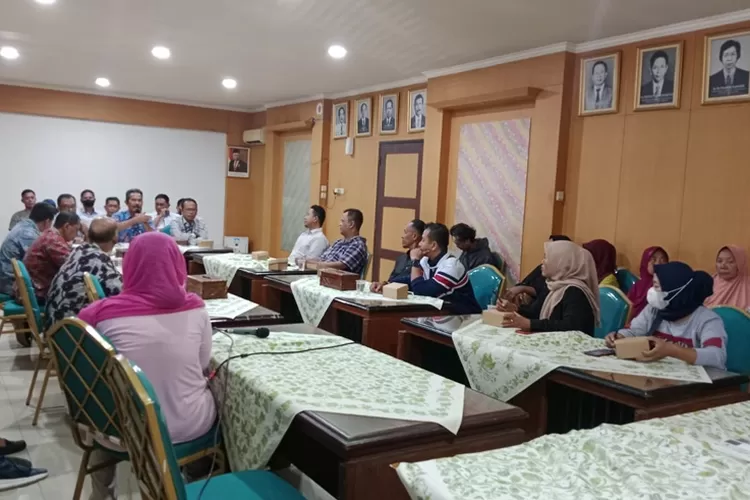 ibu rumah tangga Kelurahan Panjang Wetan Pekalongan demo menuntut air bersih  (Muslihun/Kontributor Batang)