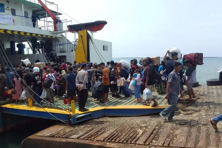 Ratusan penumpang naik ke KMP Kalibodri tujuan Kumai dari Pelabuhan Kendal Rabu 24 April 2024. ( (Edi Prayitno/ kontributor Kendal)