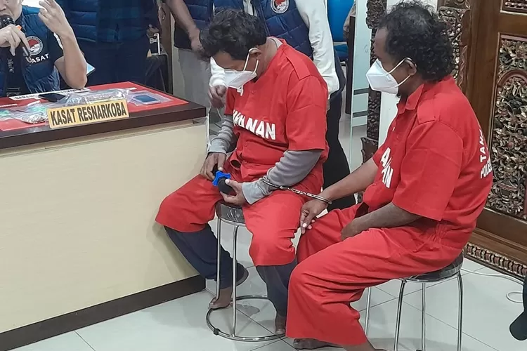 Dua orang pemakai narkoba yang viral di video penangkapan polisi berpakaian ojol di Kuningan Semarang.  (Ayosemarang.com/ Audrian Firhannusa)