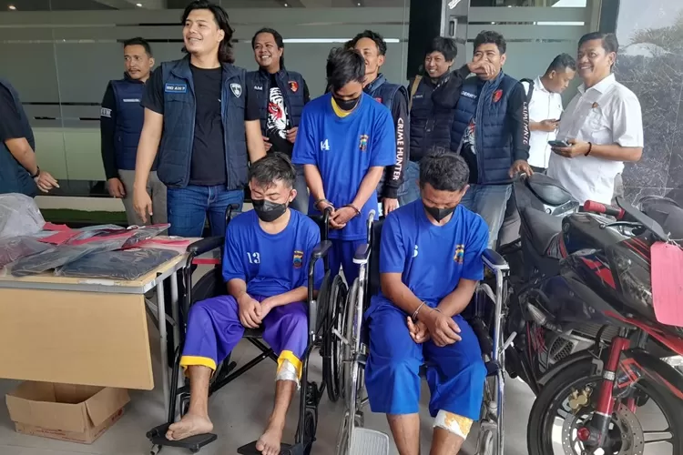 Pelaku pembunuhan sadis perempuan di Sukoharjo saat didatangkan di Polda Jateng. Para pelaku mengincar THR korban.  (Ayosemarang.com/ Audrian Firhannusa)