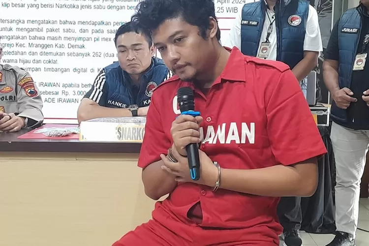 Anggya Ade Irawan, pengedar narkoba di Semarang jaringan gembong Freddy Pratama saat ditangkap polisi.  (Ayosemarang.com/ Audrian Firhannusa)