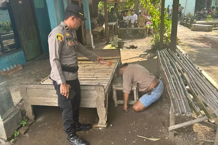 Polisi melakukan identifikasi Su'udi honorer Satpol PP Kendal yang meninggal di depan warung makan desa Banyuurip Ngampel.  (dokumen)