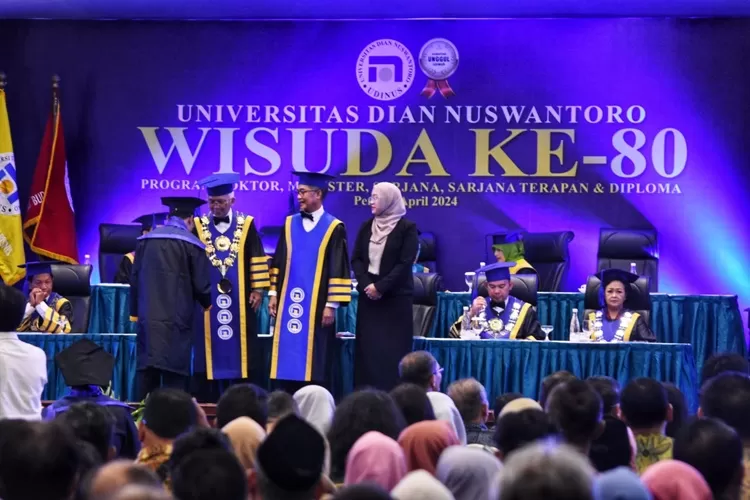 Udinus Semarang menggelar wisuda ke-80. Mahasiswa Udinus kini bisa lulus dengan produk inovatif.  (Ayosemarang.com/ Audrian Firhannusa)