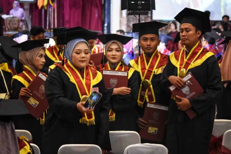 Mahasiswa Unisbank Semarang yang sudah diwisuda. Unisbank tidak berhenti mencetak lulus emtrepeurship. ( (Ayosemarang.com/ Audrian Firhannusa)