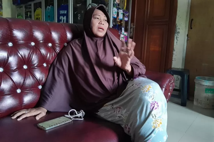 Ibu Ernando Ari Sutaryai, Erna Yuli Lestari saat ditemui di rumahnya yang mengaku deg-degan saat menonton Timnas Indonesia.  (Ayosemarang.com/ Audrian Firhannusa)