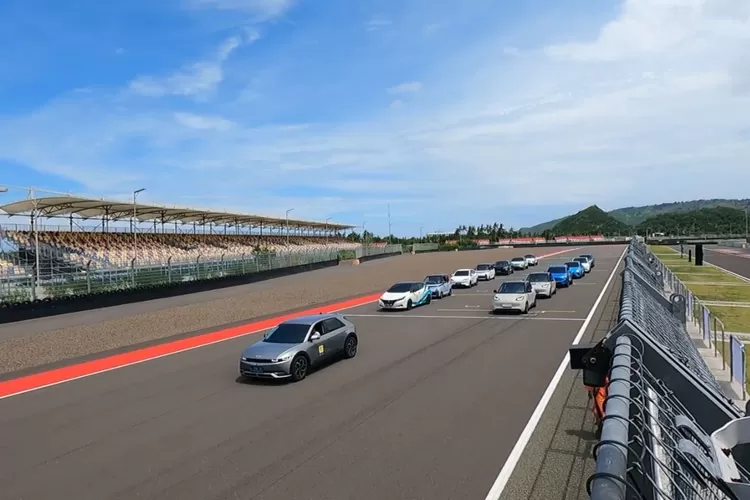 Sebanyak 27 peserta EV Journey Experience Jakarta-Mandalika telah tiba di Mandalika, Lombok untuk menghadiri Mandalika EV Experience Chapter II pada Rabu 24 April 2024.  (dok PLN Icon Plus.)