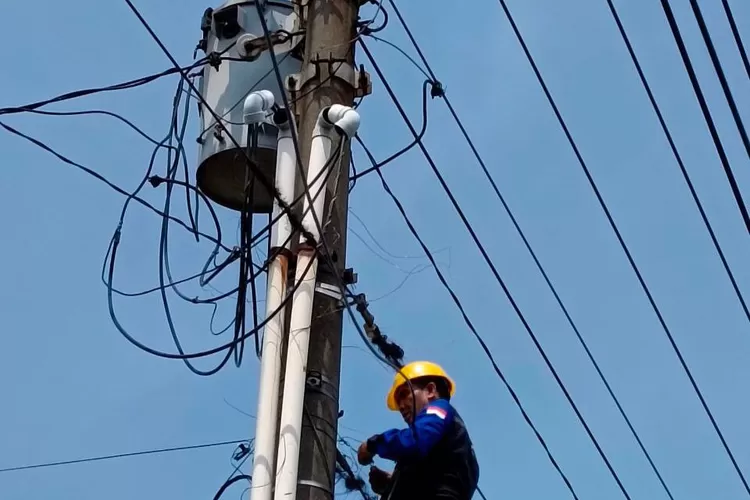 Petugas PLN Icon Plus membenahi  kabel FO di Halaman SDN 01 Jetis, Karanganyar. (dok PLN Icon Plus.)