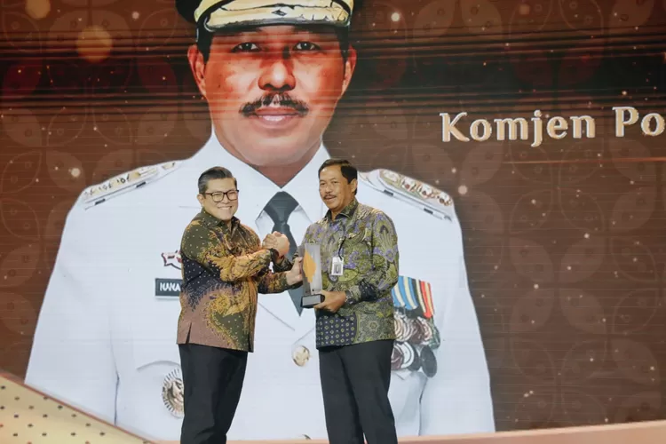 Penjabat (Pj) Gubernur Jawa Tengah Nana Sudjana menerima penghargaan Anugrah Inovasi Pembangunan Terpuji  untuk Kategori Akuntabilitas Pelayanan Pubik dari media detik Jateng-Jogja.  (dok Humas Pemprov Jateng.)