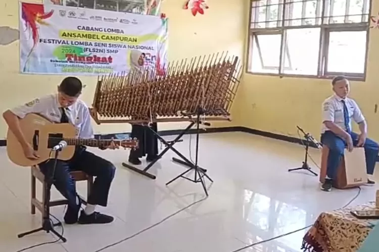 Peserta FLS2N cabag ansambel menunjukan kebolehannya di depan juri.  (Edi prayitno/kontributor kendal)