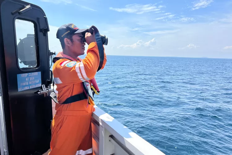 Tim Basarnas melakukan pencarian penumpang  KMP. Lawit yang terjun ke laut diperairan Jepara (dokumen Basarnas Semarang)