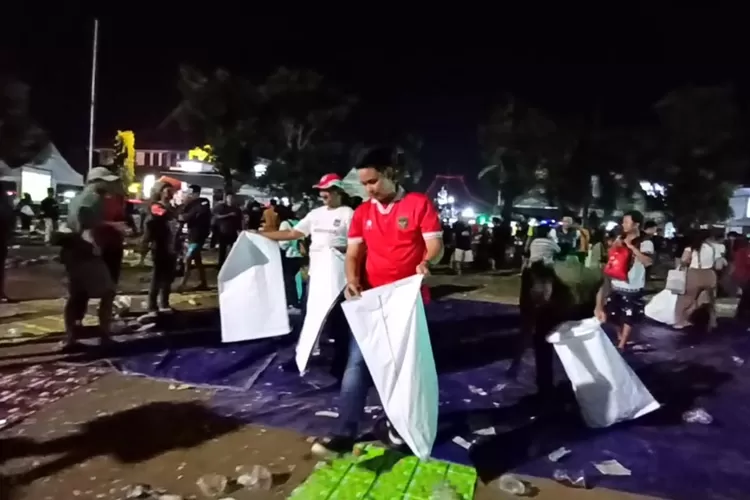 Bupati Kendal Dico M Ganinduto bersama warga memungut sampah usai  nonton bareng semifinal piala asia u23 di alun-alun Kendal Senin 29 April 2024 malam.  (Edi prayitno/kontributor Kendal)