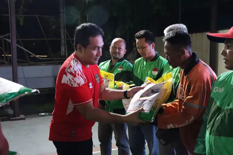 Kapolres Kendal AKBP Feria Kurniawan menyerahkan bantuan sembako kepada perwakilan ojek dan tukang becak saat jeda nobar piala Asia U23.   (edi prayitno/kontributor Kendal)