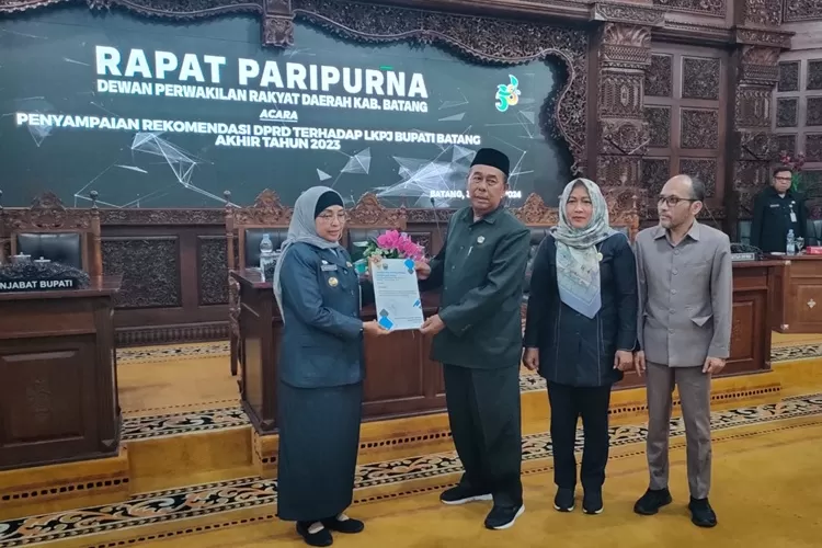 Pj Bupati Batang Lani Dwi Rejeki menyerahkan LKPJ Bupati Batang untuk tahun anggaran 2023 kepada Pimpinan Rapat Paripurna.