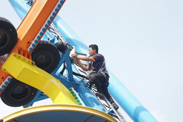 Saloka melakukan rutinitas pengecekan dan pembenahan wahana demi keamanan sekaligus kenyamanan ribuan pengunjung. (dok Saloka.)