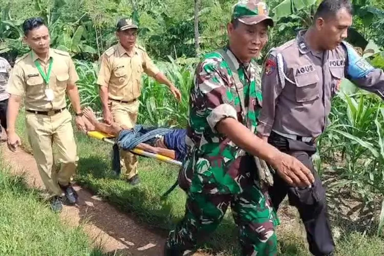 Orang terlantar yang tinggal sendiri di sebuah gubug di Desa Kalirejo Singorojo ditandu untuk dibawa ke RSUD Soewondo.   (edi prayitno/kontributor Kendal)