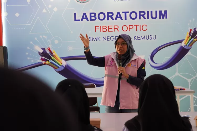 PLN Icon Plus Strategic Business Unit (SBU) Regional Jawa Bagian Tengah menyelenggarakan kegiatan PLN Icon Plus Goes To School.  (dok PLN.)