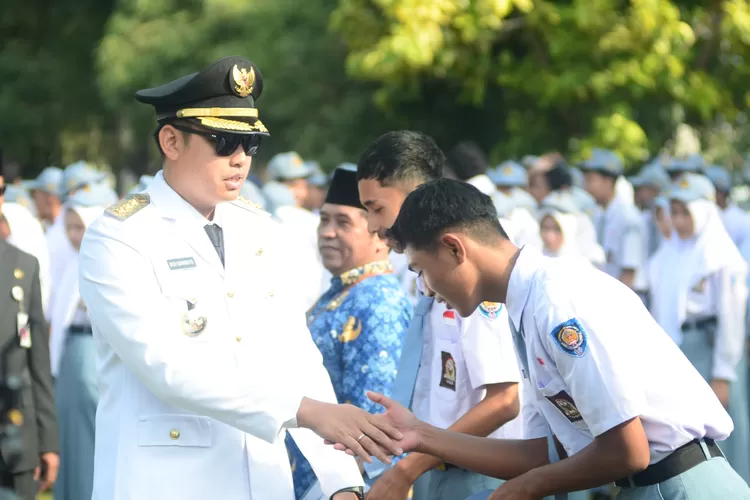 Bupati Kendal Dico M Ganinduto memberikan ucapan pada peringatan Hari Pendidikan Nasional di alun-alun Kendal Kamis 02 Mei 2024.  (Edi prayitno/kontributor Kendal)