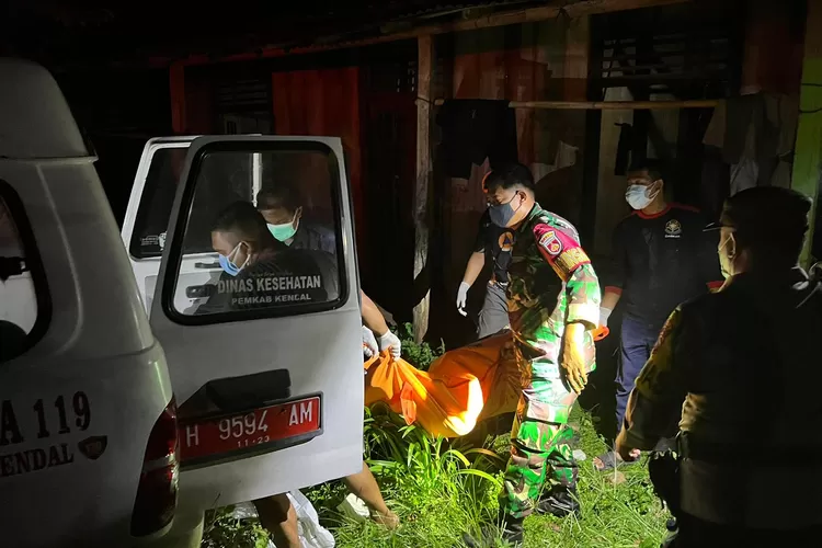 Petugas menevakuasi jenasah Sayid yang ditemukan gantung diri di dalam rumahnya dan diperkirakan sudah 3 hari yang lalu.  (Edi prayitno/kontributor Kendal)