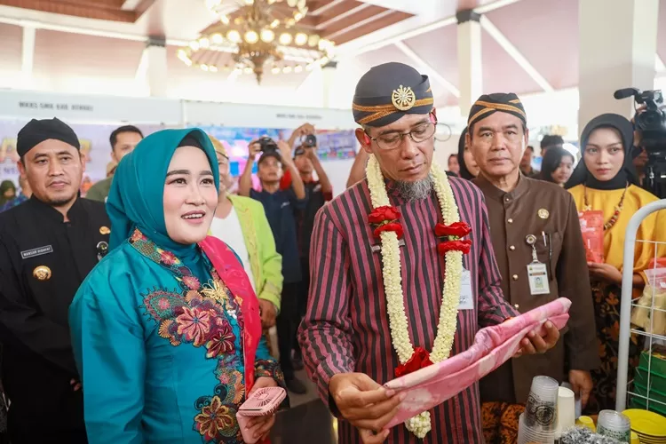 Sekda Jateng Soemarno saat mengikuti upacara peringatan Hardiknas di Pemalang.  (Humas Jateng)