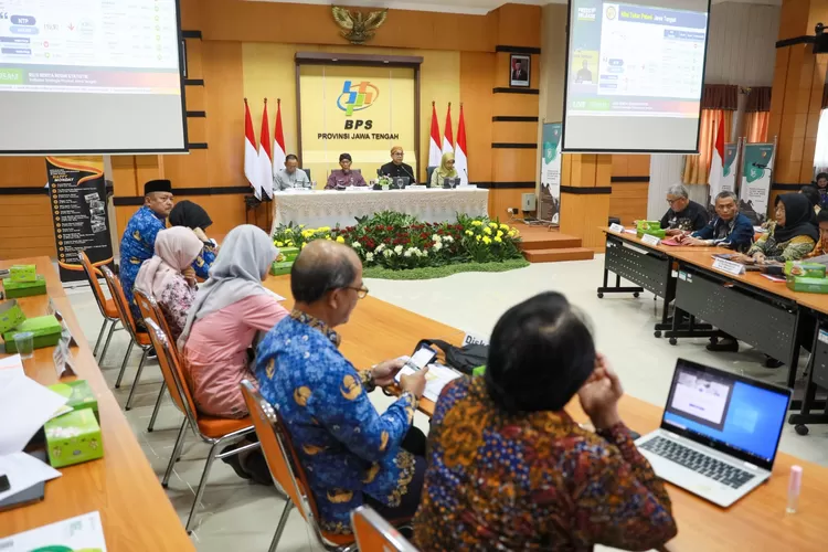Pemrov Jateng saat membahas inflasi di kantor BPS. Laju inflasi di Jateng aman terkendali.  (Humas Jateng)