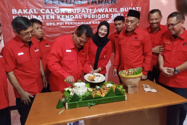 Ketua DPC PDI Perjuangan Kendal memotong tumpeng tanda dimulainya pendaftaran dan penjaringan bacabup dan Bacawabup Kendal.  (Edi prayitno/kontributor Kendal)