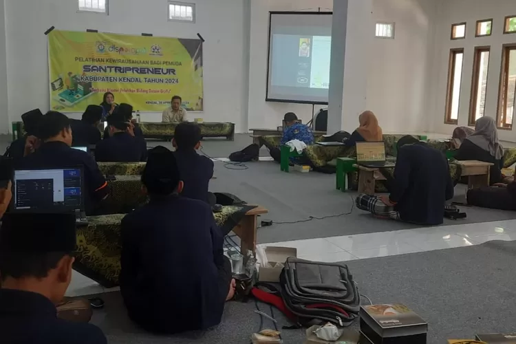 Pelatihan Kewirausahaan Bagi Pemuda/ Santripreneur Kabupaten Kendal Tahun 2024 Disporapoar dan Koekraf Kendal.  (Edi prayino/ kontributor Kendal)