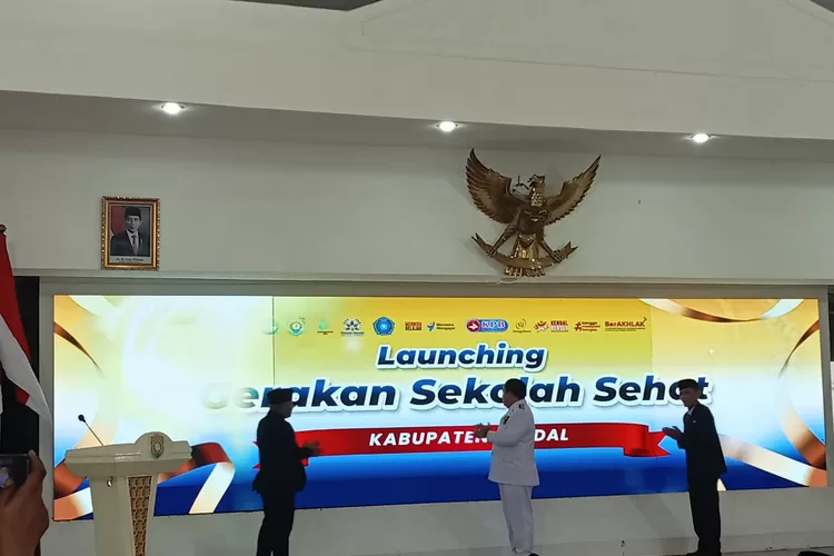 Wakil Bupati Kendal meluncurkan gerakan sekolah sehat di pendopo Bahurekso Kendal bersamaan dengan resepsi Hardiknas Kamis 02 Mei 2024.  (Edi prayitno/kontributor kendal)