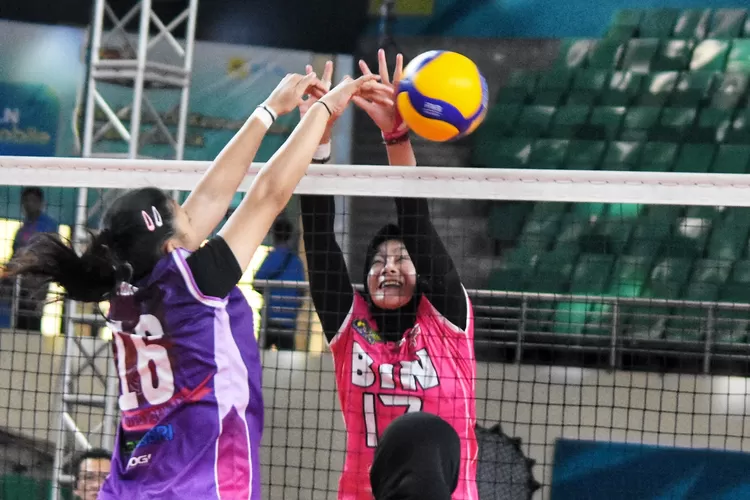 Pemain Jakarta Popsivo Polwan dan Jakarta STIN BIN saat saling berduel  smash dan block. Jakarta STIN BIN kalah 2-3 dari Jakarta Popsivo Polwan. (Ayosemarang.com/ Audrian Firhannusa)