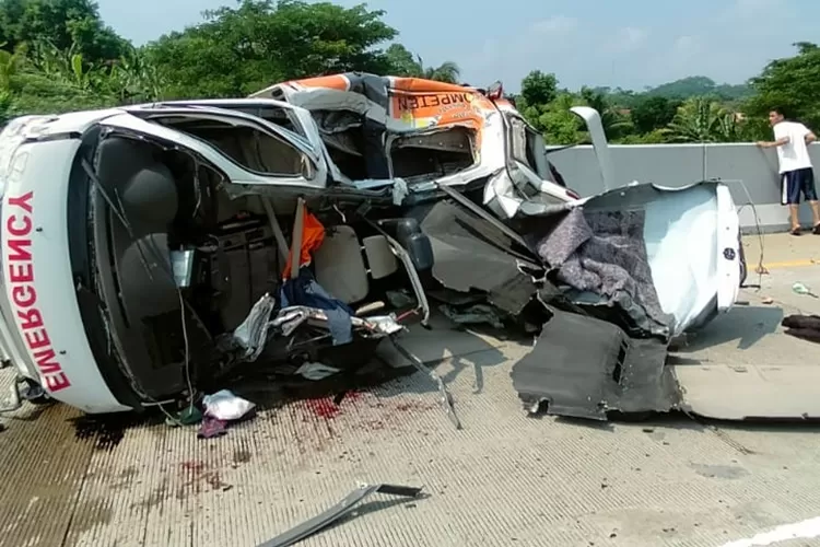 Kondisi  ambulans PKS yang mengalami kecelakaan di di KM 353 Tol Semarang Batang (istimewa)