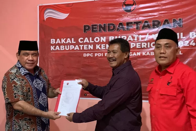 Windu Suko Basuki mengambil formulir pendaftaran bakal calon bupati Kendal di DPC PDI Perjuangan.  (Edi prayitno/kontirbutor kendal)