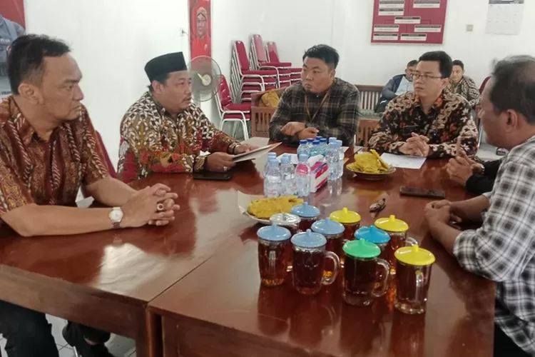 KPU Batang melakukan klarifikasi pengunduran caleg PDIDP diterima Ketua DPC PDI Perjuangan Kabupaten Batang, Ahmad Ridwan. (istimewa)