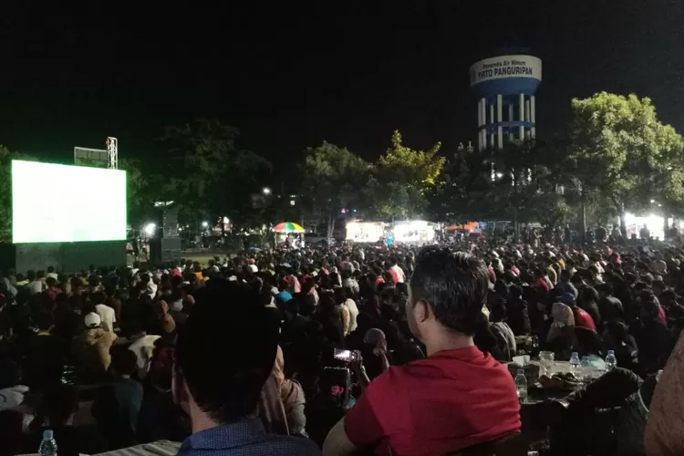 Nonton bareng perebutan juara ketiga Piala Asia U23 di alun-alun Kendal Kamis 02 Mei 2024 malam.  (Edi prayitno/kontributor Kendal)